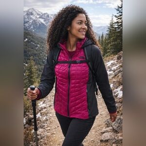 The North Face Women's Pink and Black Jacket Pre-ow Excellent Condition.
